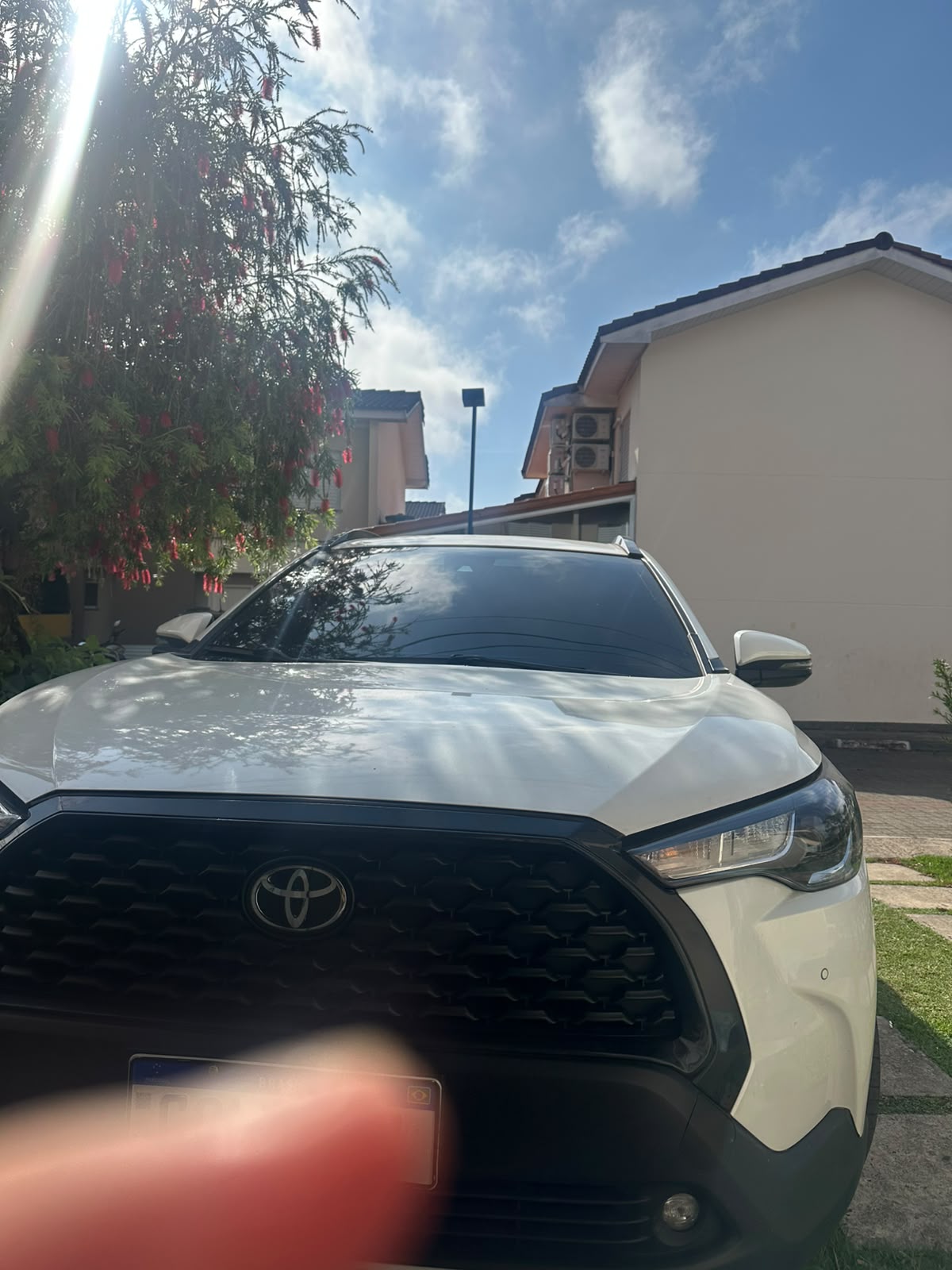 Frente do Toyota Corolla Cross XR com grade e faróis